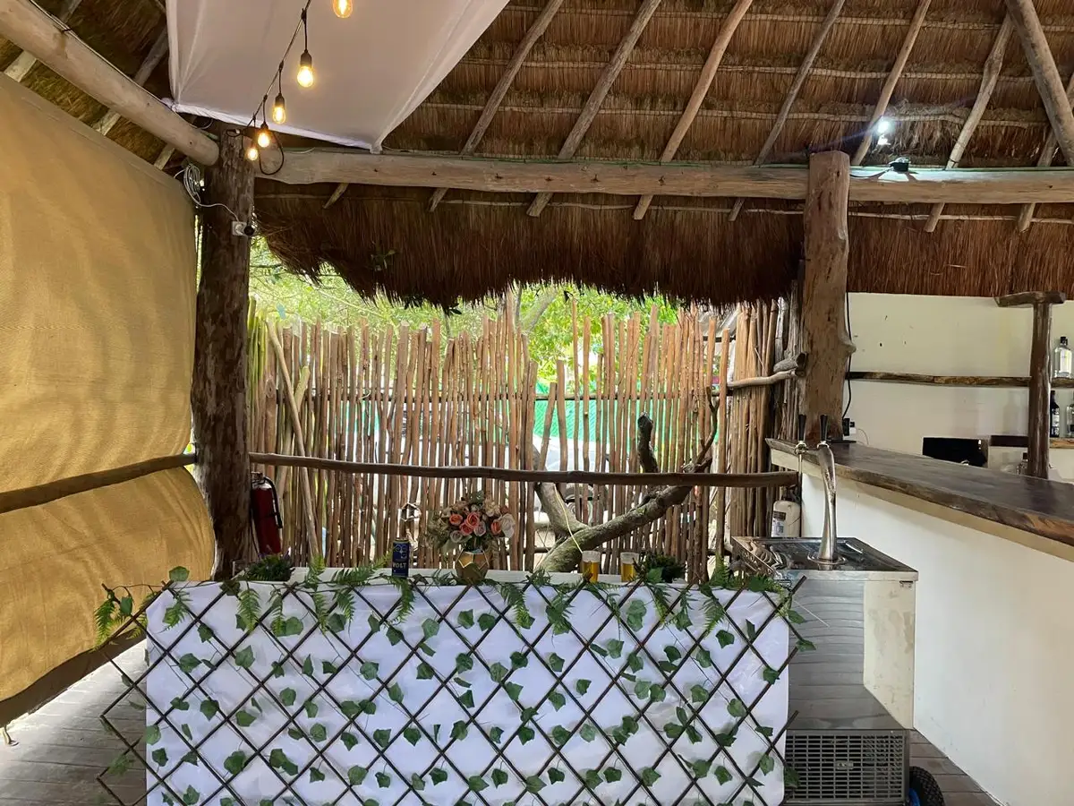 Barra de cerveza de barril decorada para boda en palapa