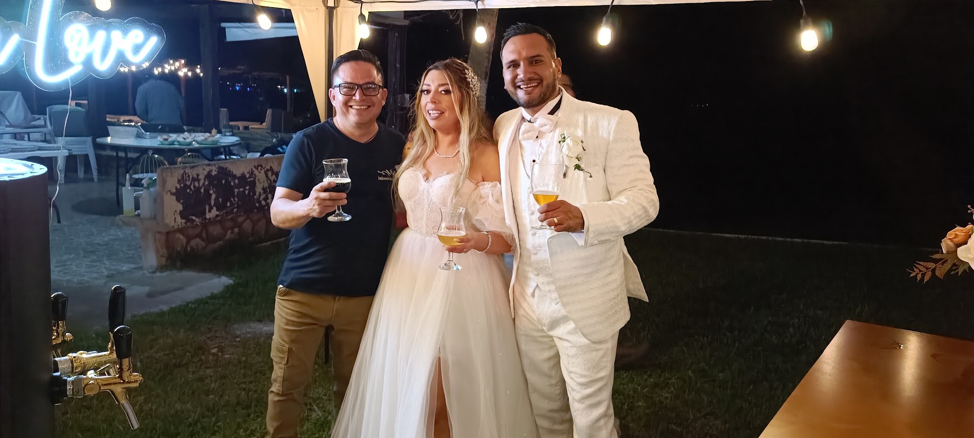 Novios con cerveza artesanal