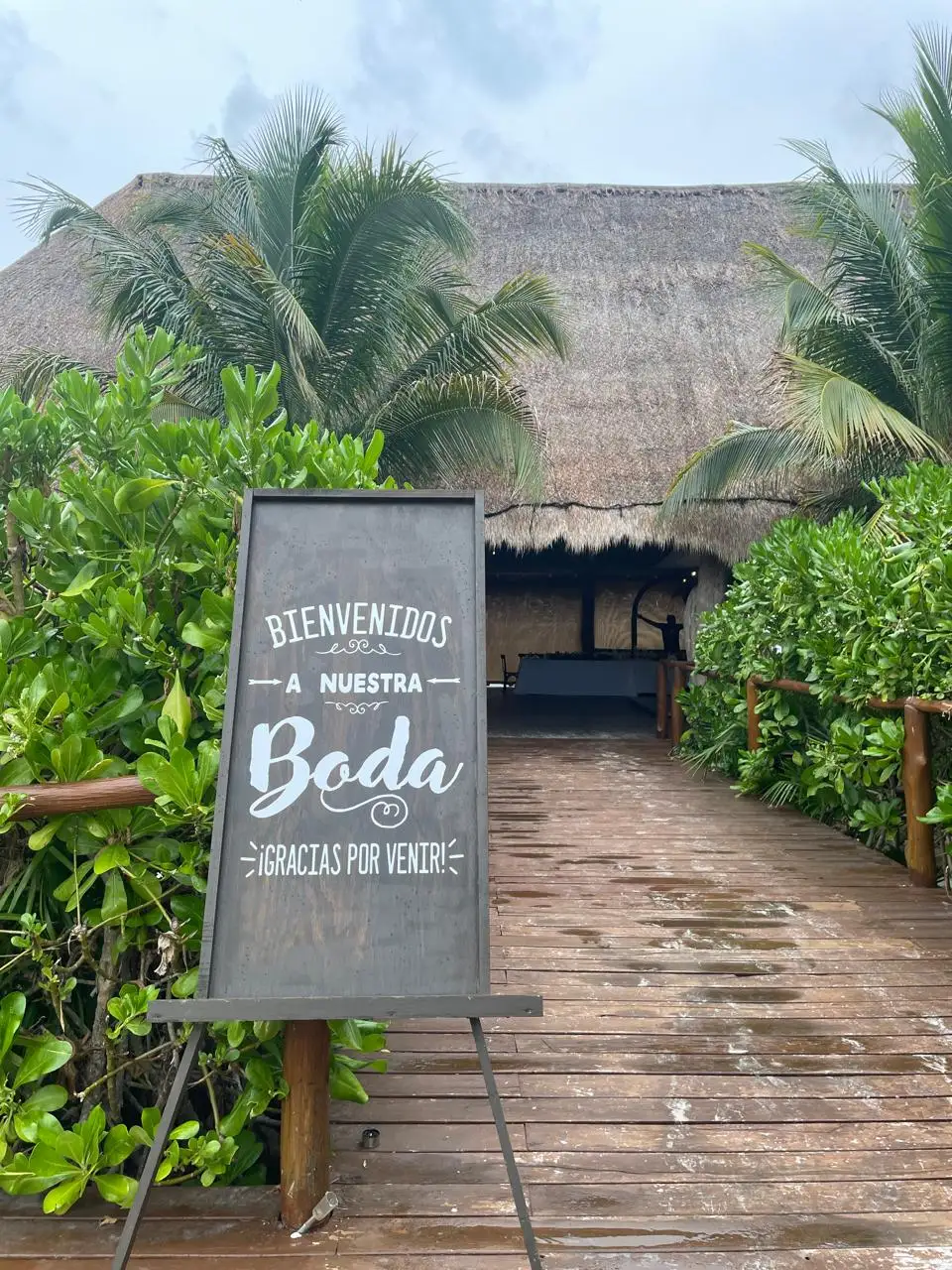 Entrada de boda en palapa en la Riviera Maya