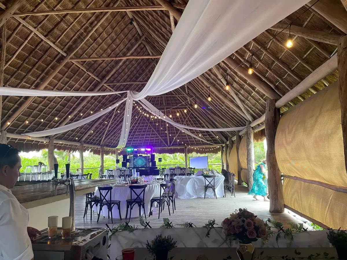 Evento en palapa con barra de cerveza de barril y choppers