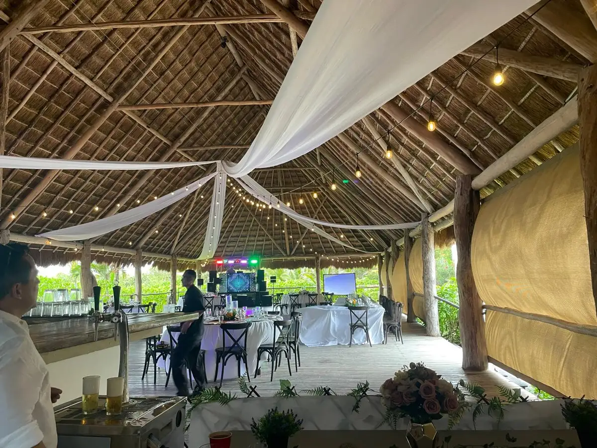 Salón palapa de boda en Cancún con servicio de cerveza de barril